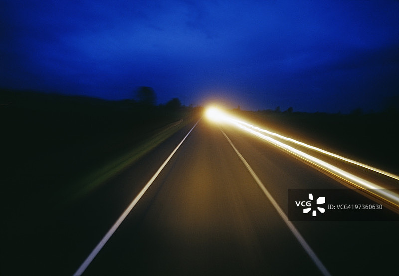 夜间乡村公路与迎面驶来的车辆图片素材
