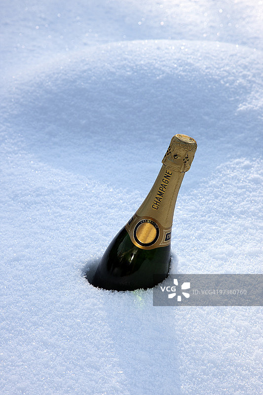 冰雪中冰镇的香槟酒瓶图片素材