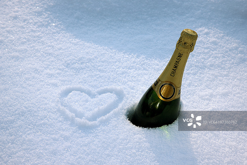 在雪地里庆祝的香槟图片素材