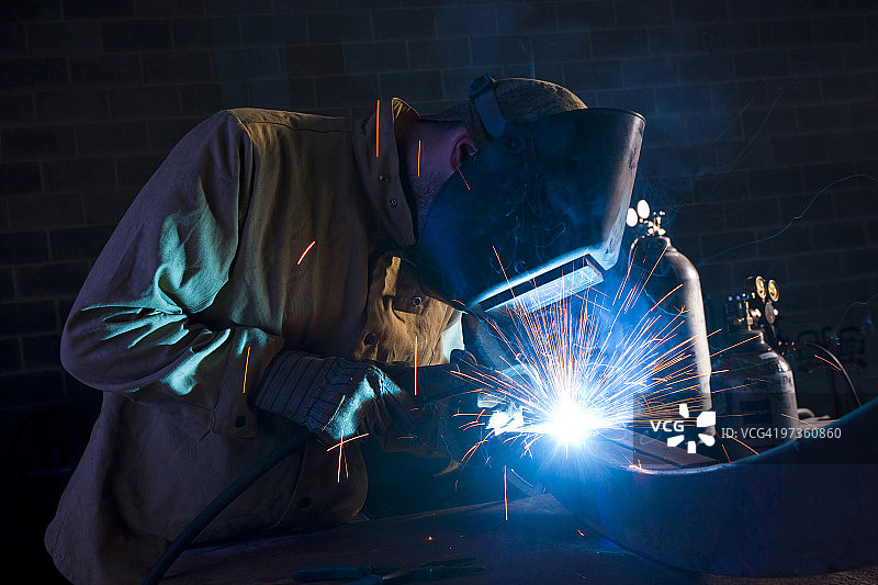 美国犹他州奥勒姆，男子在车间焊接金属图片素材