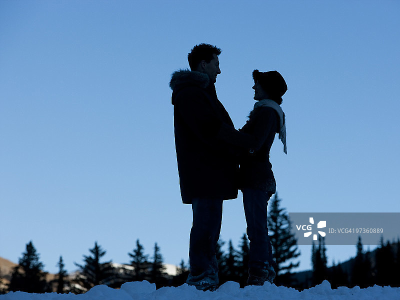 美国犹他州大棉白杨峡谷，雪中情侣对视图片素材