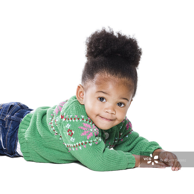 （18-23个月）女婴俯卧的影棚肖像图片素材