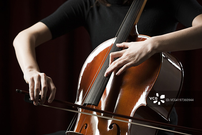 年轻女人演奏大提琴的特写图片素材