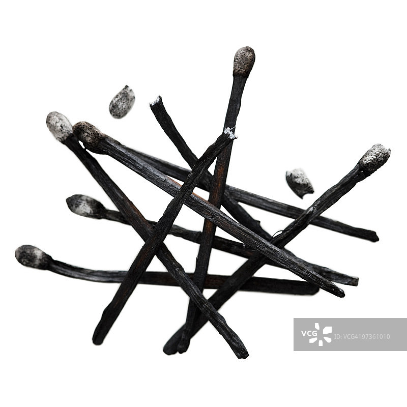 白色背景上的烧焦的火柴图片素材