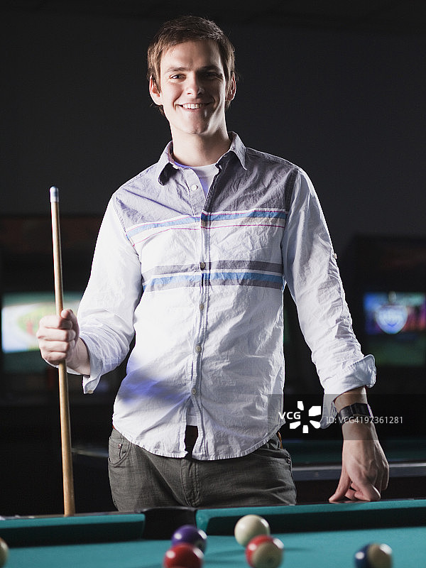 美国犹他州，美国福克，年轻女子打台球图片素材