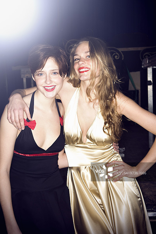 两个盛装打扮，面带微笑的女人图片素材