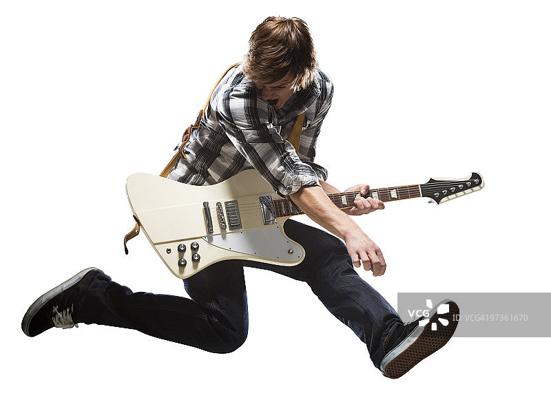 弹电吉他并跳跃的年轻男人图片素材