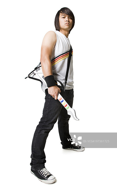 年轻男人玩吉他游戏图片素材