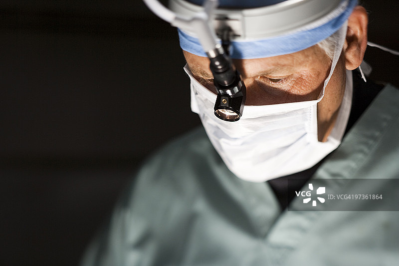 美国犹他州普罗沃市，外科医生手术中的肖像图片素材
