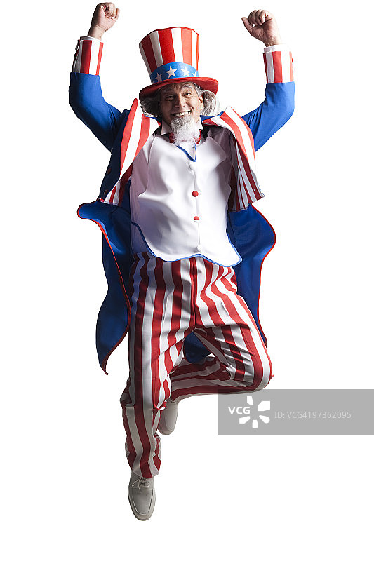 穿山姆大叔服装充满热情跳跃的男人，工作室拍摄图片素材