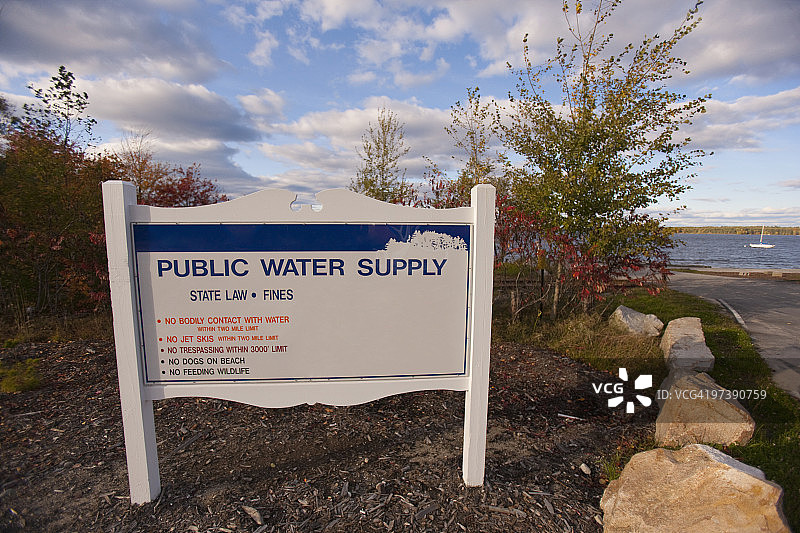 流域附近的公共供水标志图片素材