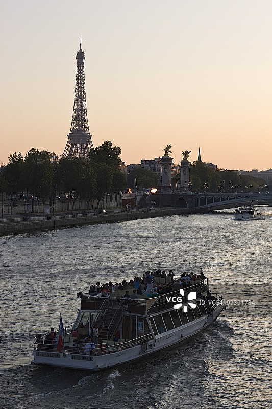 塞纳河上的游船和埃菲尔铁塔，巴黎，法国，欧洲图片素材
