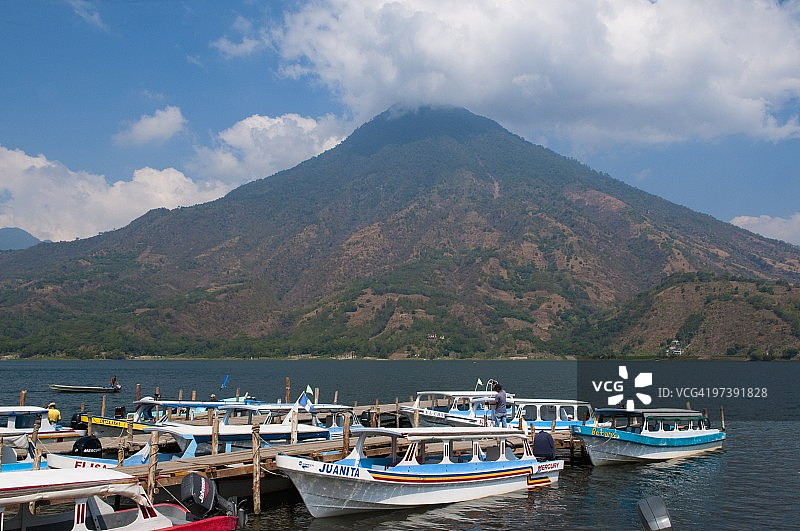 圣佩德罗火山：位于危地马拉阿蒂特兰湖的圣地亚哥·阿蒂特兰，中美洲图片素材