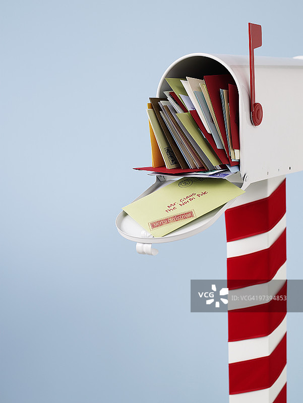 装满圣诞老人来信的邮箱图片素材