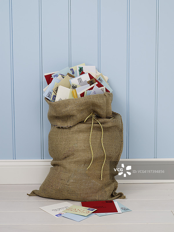 装满给圣诞老人信件的麻袋图片素材