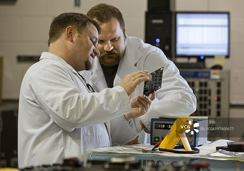 汽车电池实验室的技术人员正在工作图片素材