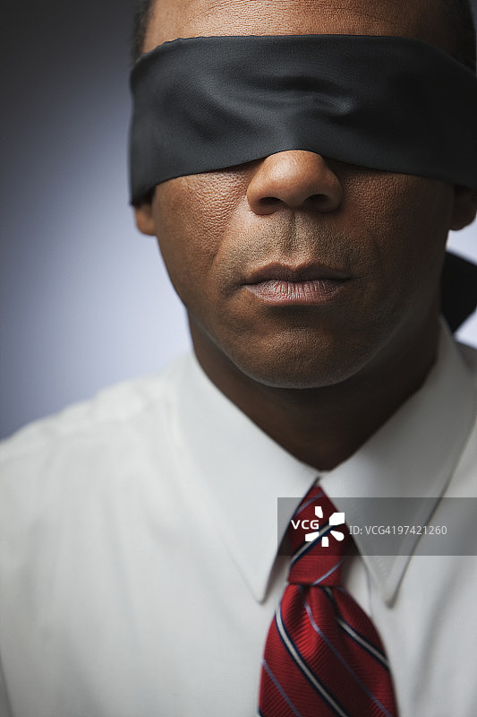 蒙着眼睛的非洲商人图片素材