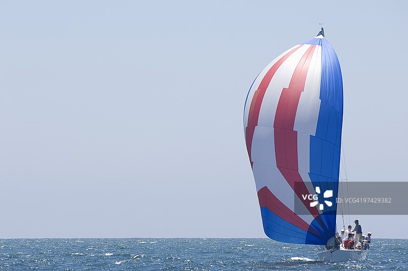 加利福尼亚州队帆船赛事中的游艇图片素材