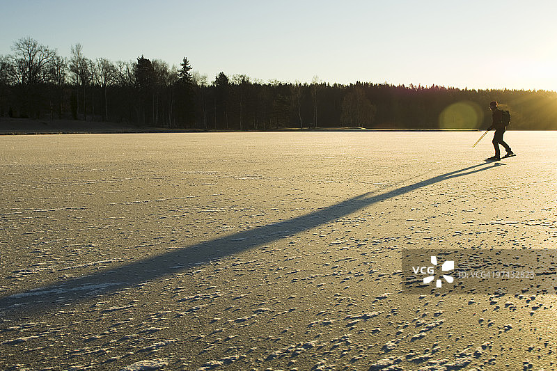 在瑞典进行长距离滑冰的人图片素材