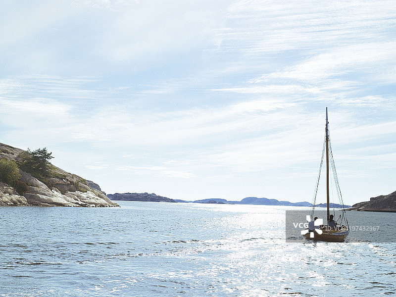 在瑞典的帆船上的一对情侣图片素材