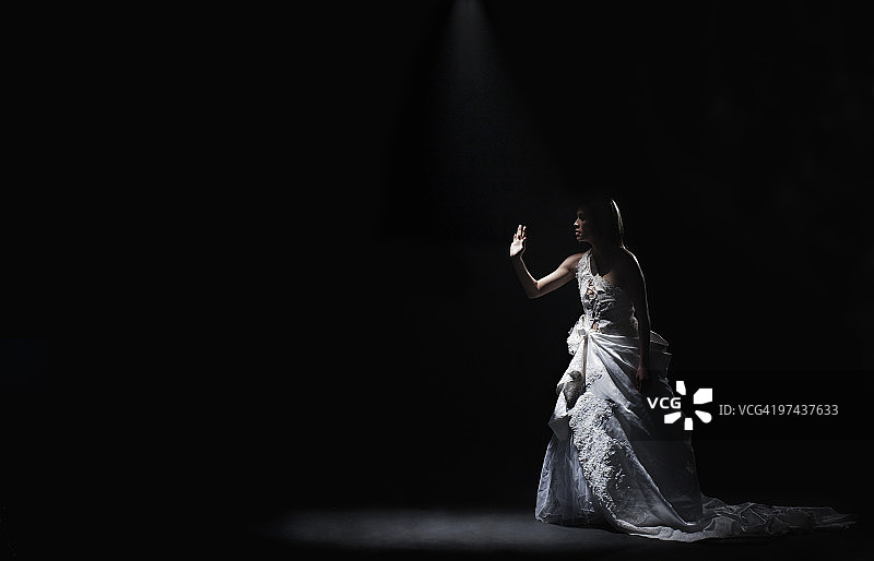 聚光灯下舞台上的礼服舞者图片素材