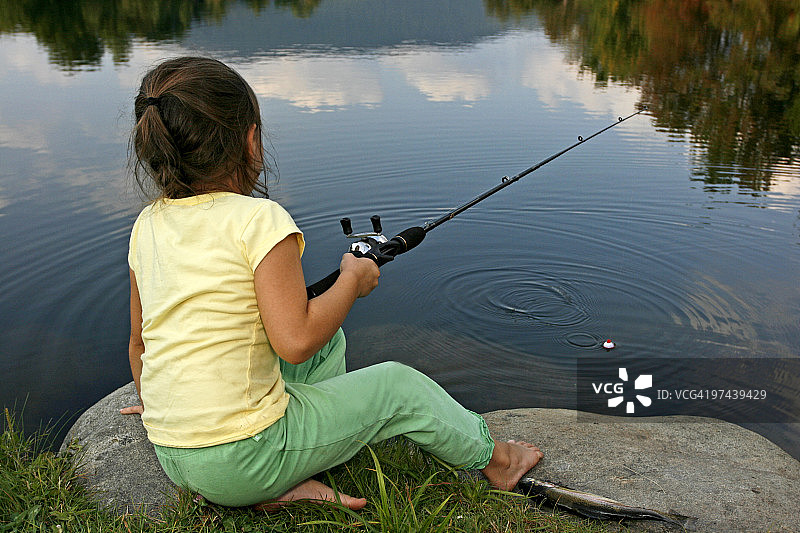 孩子钓鱼图片素材