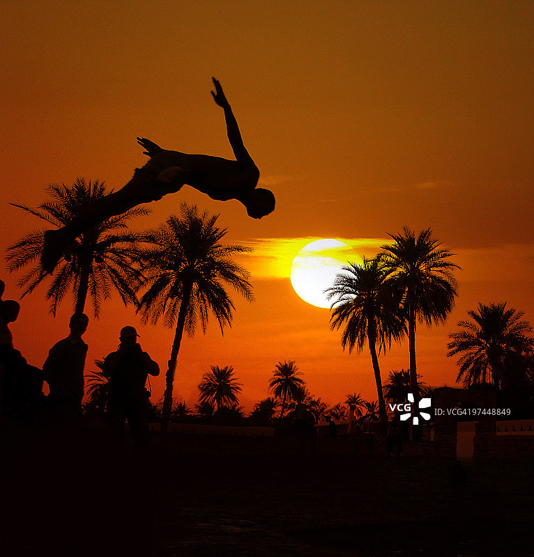 撒哈拉湖高空跳水图片素材