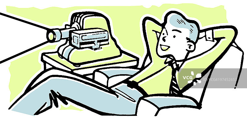 男子在欣赏投影电影时放松身心图片素材