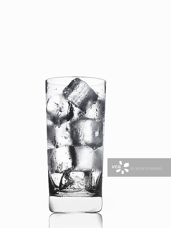 玻璃杯中的冰块图片素材