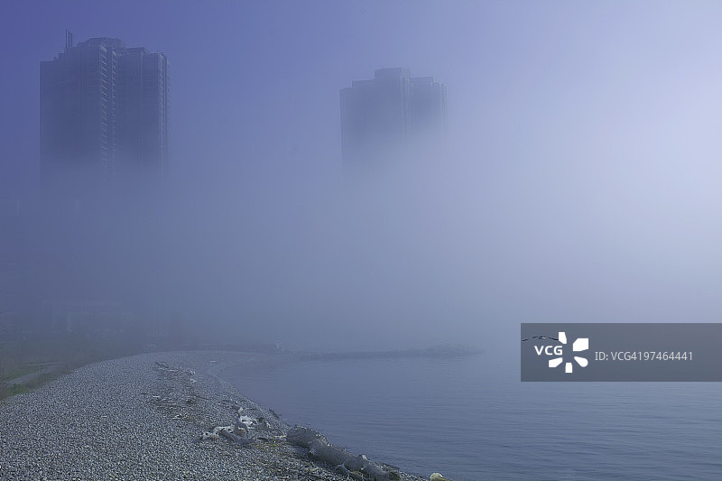 雾蒙蒙的海滩图片素材