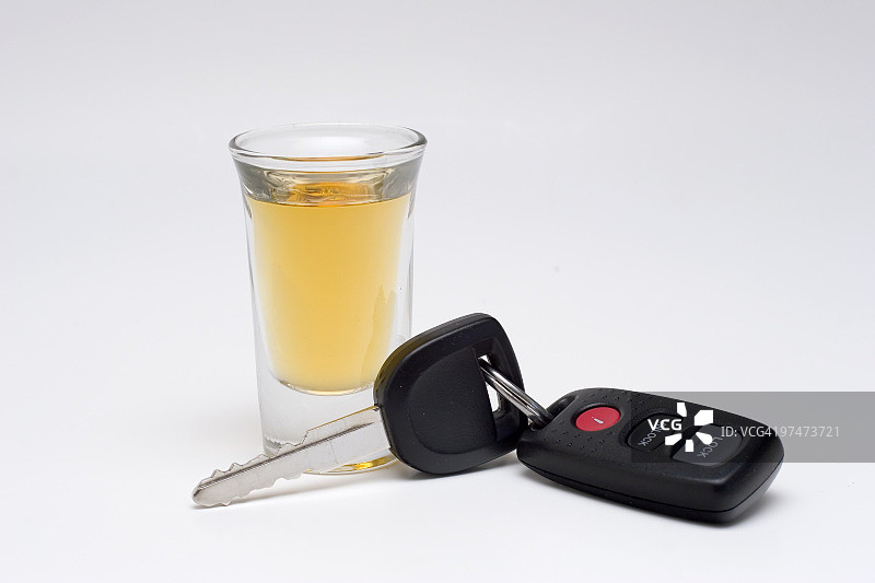 白色背景上的龙舌兰酒和车钥匙图片素材