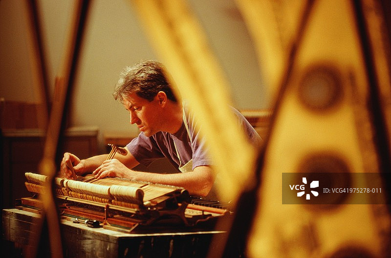 乐器技师调音钢琴图片素材