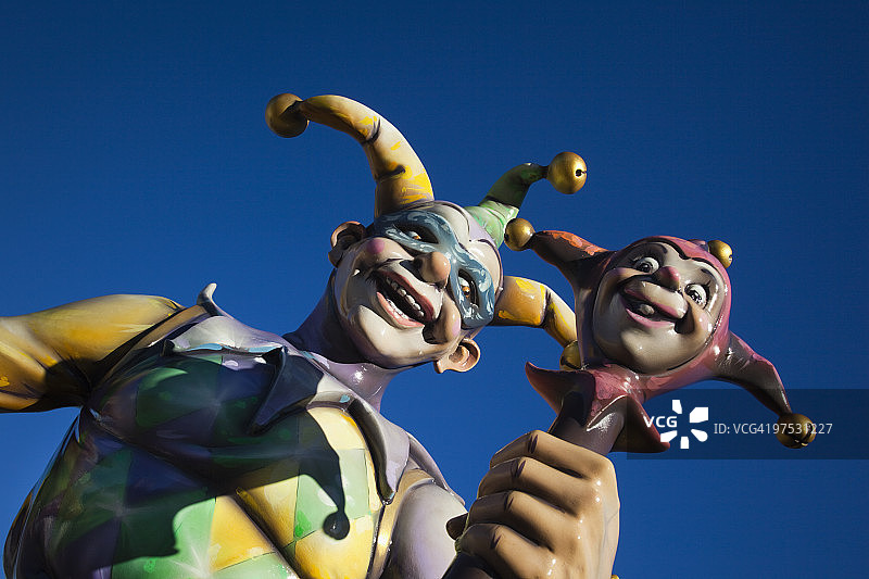 河滨步道狂欢节小丑雕像图片素材