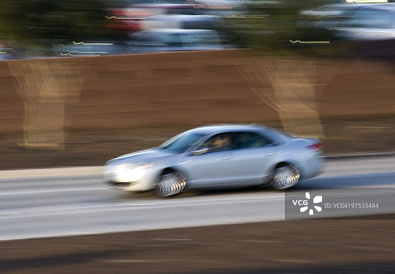 高速公路上的中型汽车，模糊运动图片素材