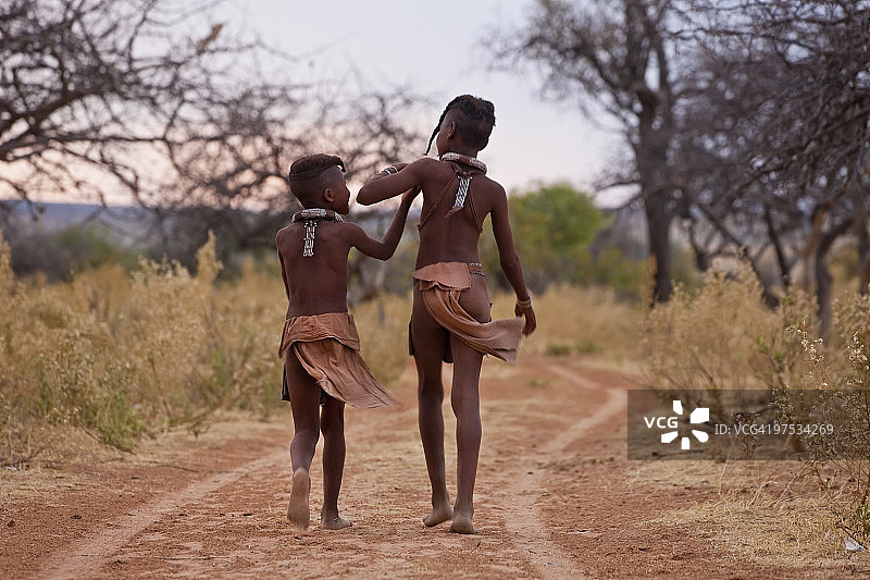 纳米比亚卡奥科兰地区的辛巴族儿童图片素材