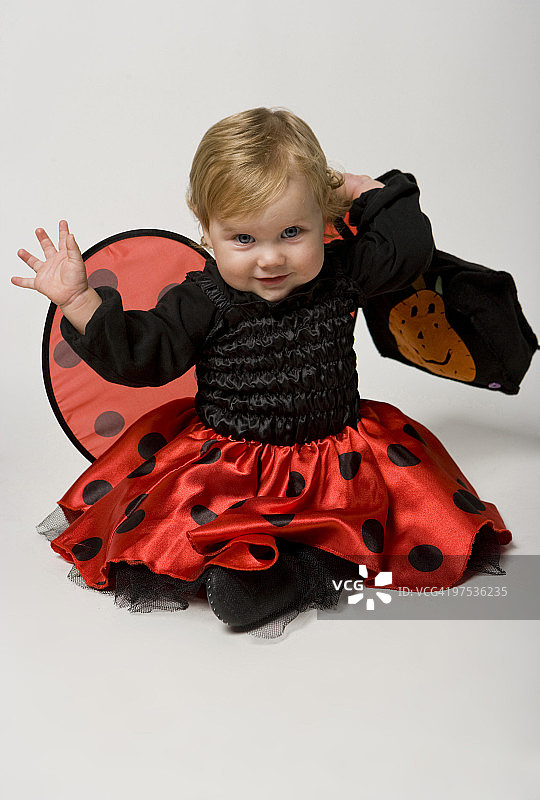 穿着瓢虫服装的婴儿图片素材