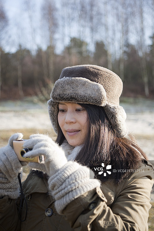 亚洲女人在拍照图片素材