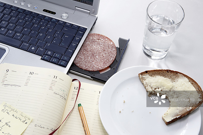 笔记本电脑光驱上的萨拉米香肠切片图片素材