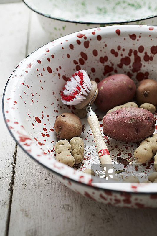 碗里的土豆和刷子图片素材