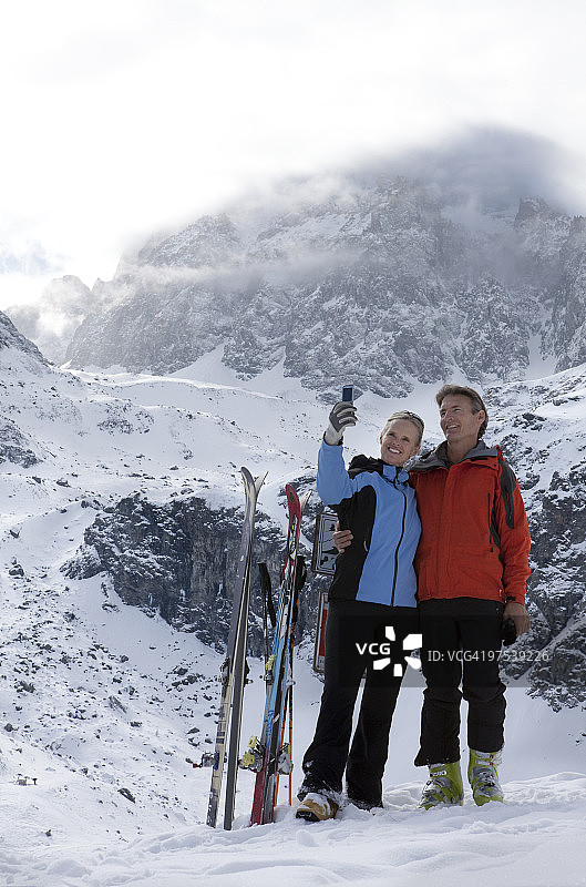 滑雪者在山后自拍图片素材