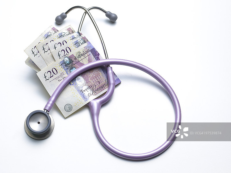 带有英镑£20纸币的听诊器图片素材