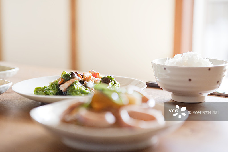 日式餐桌上的食物图片素材