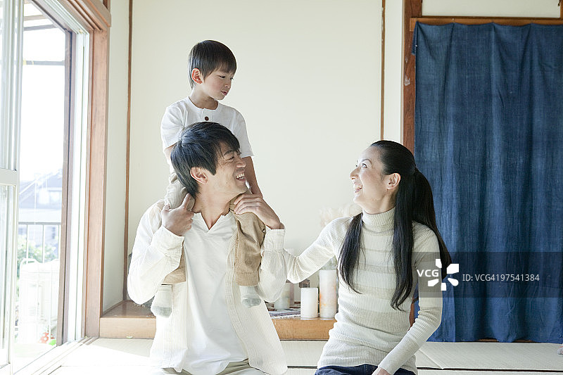 父母和儿子全家福图片素材