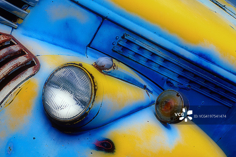 废弃的送货卡车图片素材