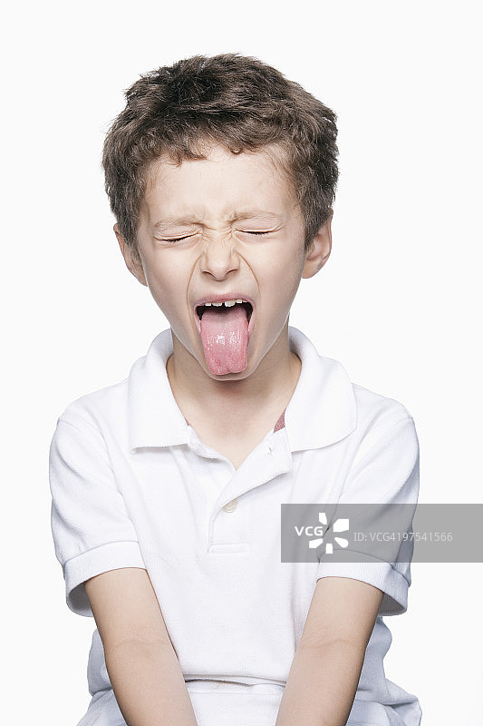 男孩做傻脸图片素材