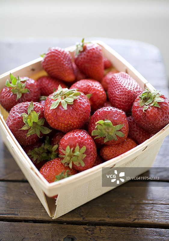 木桌上的草莓图片素材