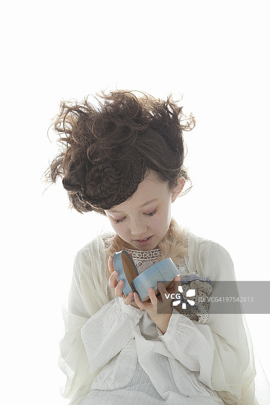 女孩偷看礼品盒图片素材