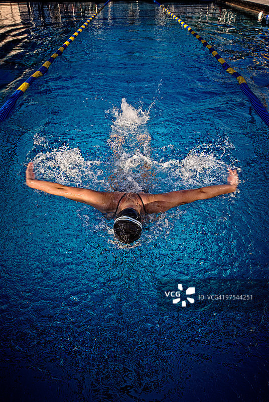 高中奥运会选手蝶泳图片素材