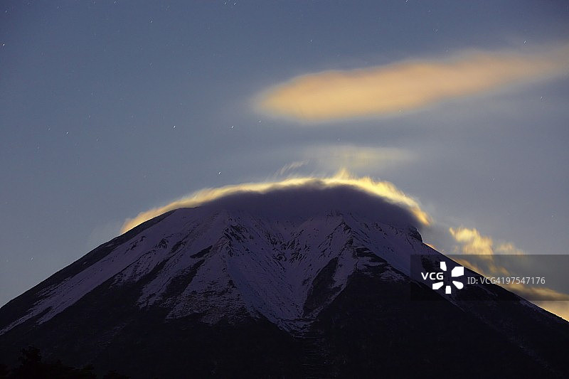 大山夜景与绚丽的云彩和月光图片素材