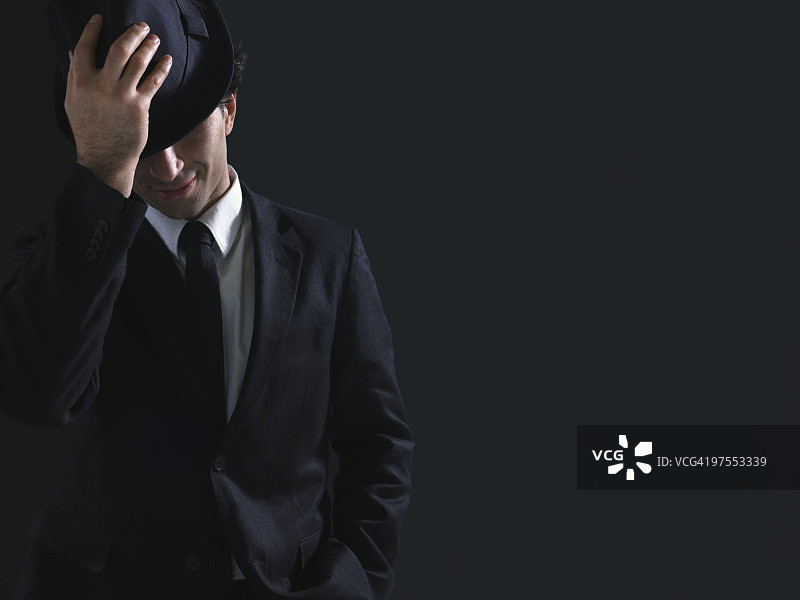 年轻男子戴上软呢帽图片素材